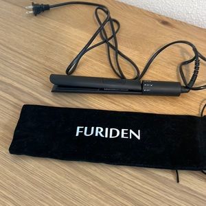 Travel size hair straightener